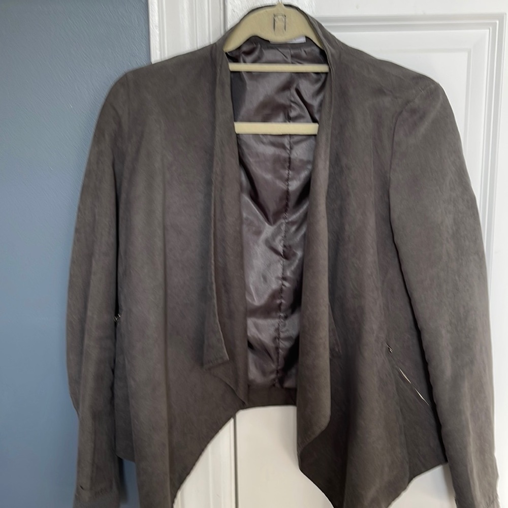 Tobi suede like jkt with silver zip pockets sz small polyester material